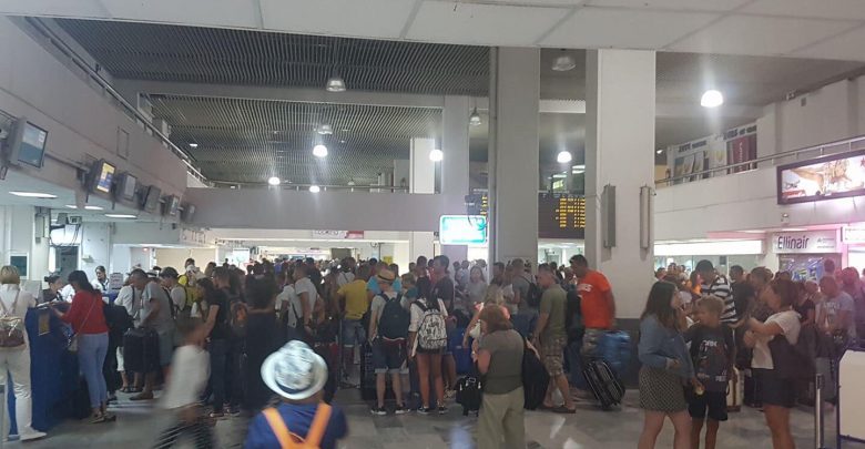 Koszmar polskich turystów na Krecie. Od wielu godzin koczują na lotnisku(fot.alarm@tvs.pl)