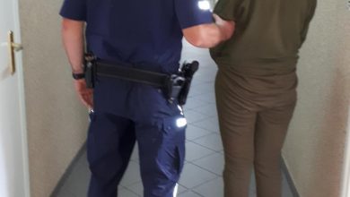 Śląskie: Wbiła mężowi nóż w brzuch i uciekła. Mężczyzna zmarł. Kobieta odpowie za zabójstwo (fot.Śląska Policja)