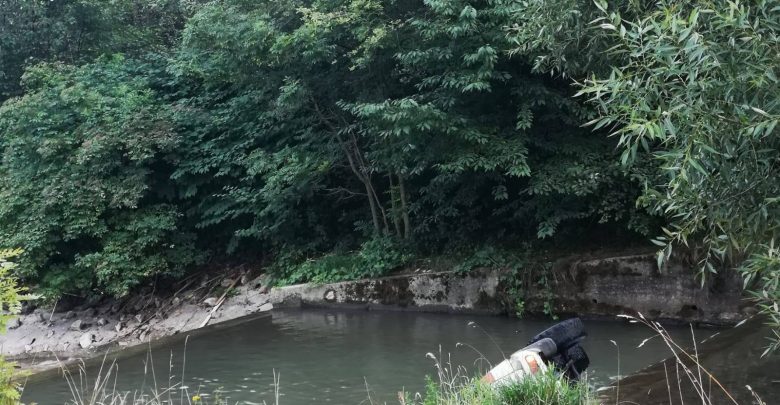 Śląskie: Samochód wpadł do rzeki, a kierowca... zniknął! [ZDJĘCIA] (fot. OSP Rybarzowice)