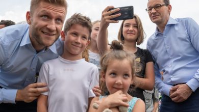 Śląskie: Kuba Błaszczykowski przekonał premiera! Będzie nowe boisko w jego rodzinnych Truskolasach! (fot.KPRM)