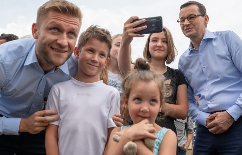 Śląskie: Kuba Błaszczykowski przekonał premiera! Będzie nowe boisko w jego rodzinnych Truskolasach! (fot.KPRM)