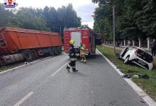 Zderzył się z dwoma ciężarówkami. Kierowca toyoty prawdopodobnie przysnął za kierownicą (fot. Policja Lubelska)