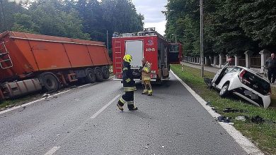 Zderzył się z dwoma ciężarówkami. Kierowca toyoty prawdopodobnie przysnął za kierownicą (fot. Policja Lubelska)