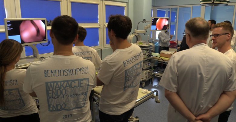Pierwsze takie kursy w Polsce. Młodzi lekarze rozpoczynają przygodę z endoskopią przewodu pokarmowego [WIDEO] (fot.mat.TVS)