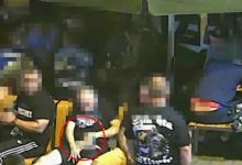 SZOK! Kibic Piasta Gliwice wyjął penisa w McDonaldzie i nim machał (fot.youtube.com)