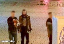 Zrywali i wzajemnie wręczali sobie kwiaty [WIDEO] "Miłośnikom" miejskiej zieleni grozi surowa kara (fot. Policja Lubuska)