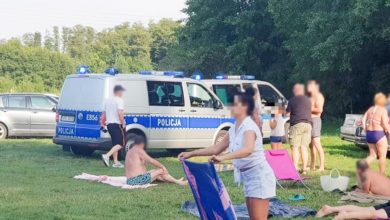 Uciekali przed policją i wjechali na plażę pełną ludzi. Nie wiadomo, kto prowadził BMW. Wszyscy pijani (fot.policja.pl)