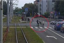 Wjechali rowerem w 86-latkę [WIDEO] Kobieta zmarła. Policja poszukuje świadków (fot.KMP Toruń)