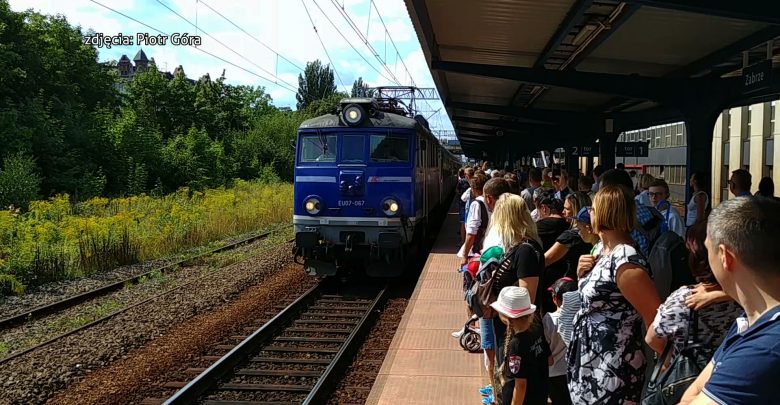Oblężone pociągi, chaos komunikacyjny – nie takiego scenariusza spodziewali się mieszkańcy województwa, kiedy wczoraj od rana próbowali dostać się do Katowic na defiladę