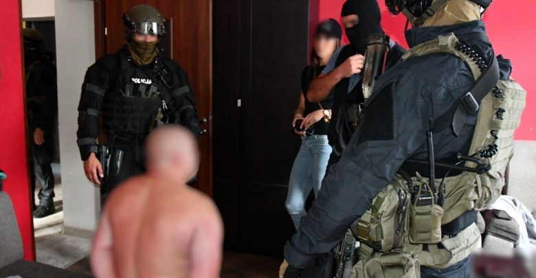 Zdjęcie zatrzymywane mężczyznę przez policję w ciężkim umundurowaniu (fot. śląska policja)