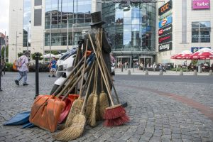 Mieszkańcy sami sprzątają i chcą dać tym samym przykład innym. Mowa o społecznikach z Bytomia, którzy posprzątali Plac Kościuszki (fot.UM Bytom)