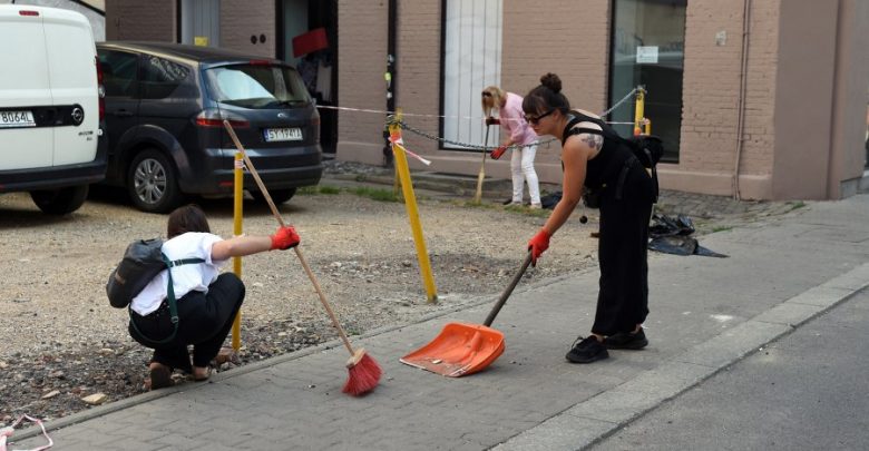 Mieszkańcy sami sprzątają i chcą dać tym samym przykład innym. Mowa o społecznikach z Bytomia, którzy posprzątali Plac Kościuszki (fot.UM Bytom)
