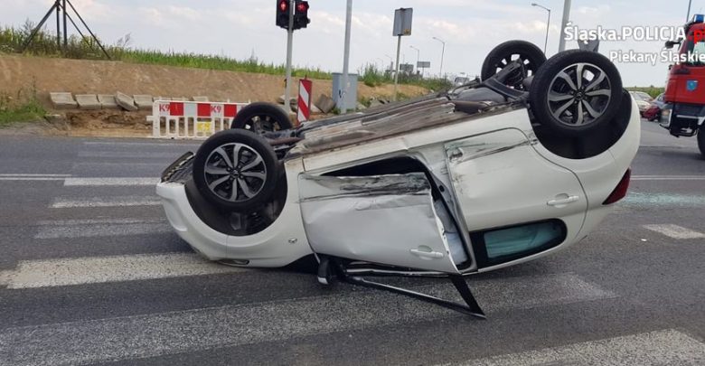 Groźny wypadek na DW 911 w Piekarach Śląskich! Samochód dachował na skrzyżowaniu