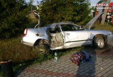 Śląskie: pijany 17-latek wjechał w słup. Auto zostało doszczętnie zniszczone