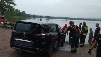 Śląskie: Kierowca zasnął za kierownicą, a samochód zatonął w stawie! (fot.policja)