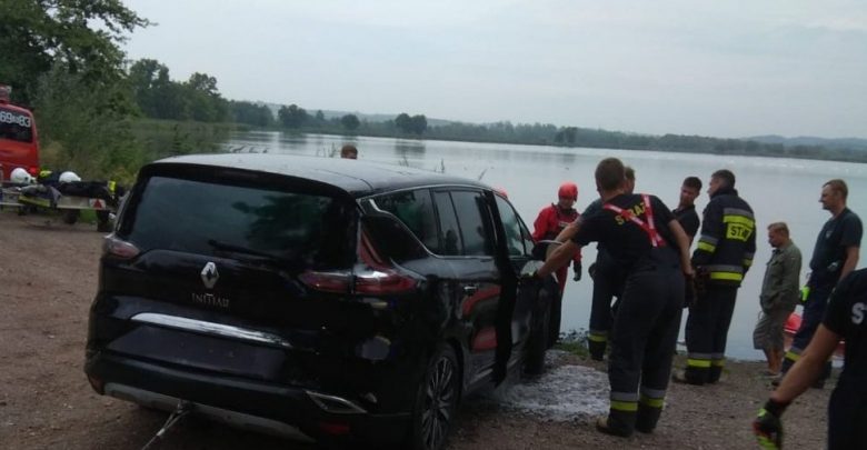 Śląskie: Kierowca zasnął za kierownicą, a samochód zatonął w stawie! (fot.policja)