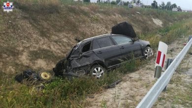 Chciał ominąć przedmiot leżący na jezdni. Wpadł do rowu i dachował. Zginął wnuczek kierowcy (fot.Policja Lubelska)