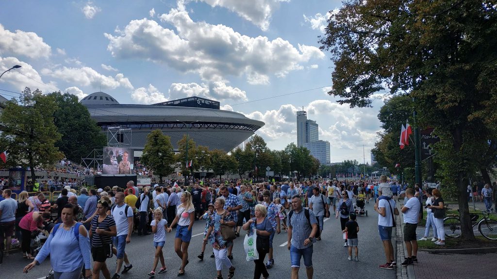 Organizatorzy spodziewają się dzisiaj ponad 100 000 ludzi na trasie defilady z okazji Święta Wojska Polskiego. Spora część tego tłumu już zameldowała się na trasie defilady