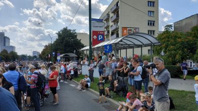 Coraz większe tłumy w Katowicach na trasie przemarszu defilady Wierni Polsce (fot.Wojciech Żegolewski)