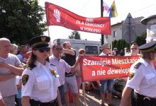 Katowice: Mieszkańcy Podlesia przyszli zaprotestować na dożynkach. Nie chcą drogi na swoich działkach!