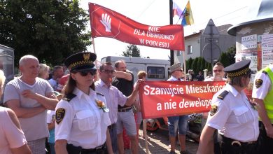 Katowice: Mieszkańcy Podlesia przyszli zaprotestować na dożynkach. Nie chcą drogi na swoich działkach!