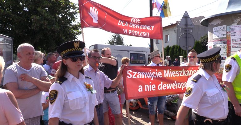 Katowice: Mieszkańcy Podlesia przyszli zaprotestować na dożynkach. Nie chcą drogi na swoich działkach!