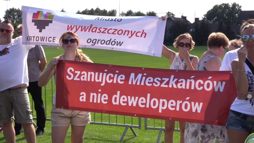 Katowice: Mieszkańcy Podlesia przyszli zaprotestować na dożynkach. Nie chcą drogi na swoich działkach!
