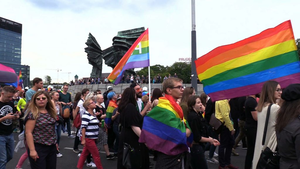 Kilka tysięcy osób z tęczowymi flagami kontra kilkudziesięciu przeciwników. III Marsz Równości przeszedł ulicami Katowic