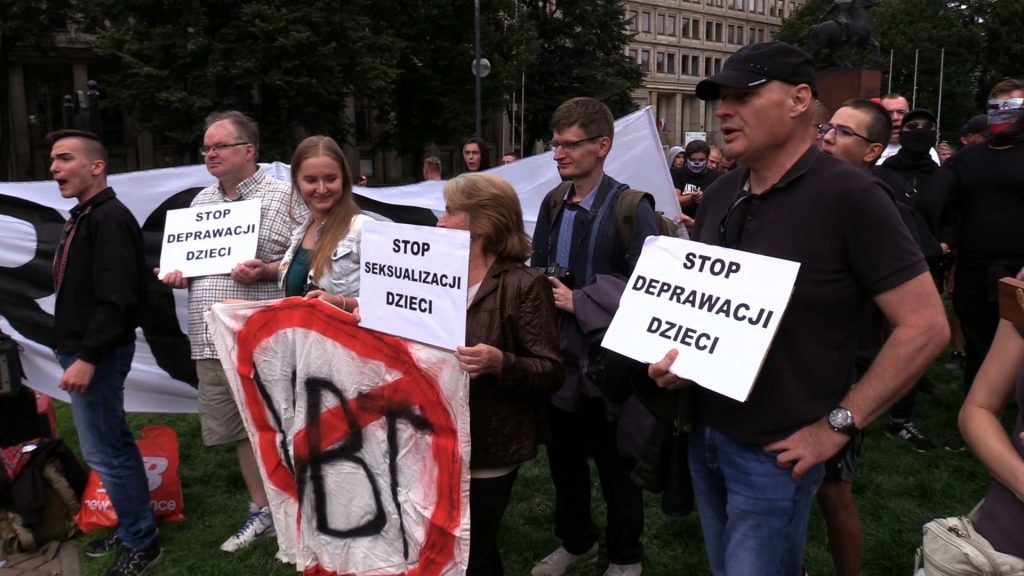 Przed startem Marszu Równości odbyła się kontrmanifestacja Młodzieży Wszechpolskiej. Kontrmanifestantom towarzyszyły banery anty LGBT oraz kontrowersyjne okrzyki
