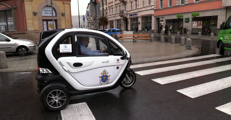 Z Katowic do Watykanu. Chcą dać papieżowi elektryczny samochód! [WIDEO]