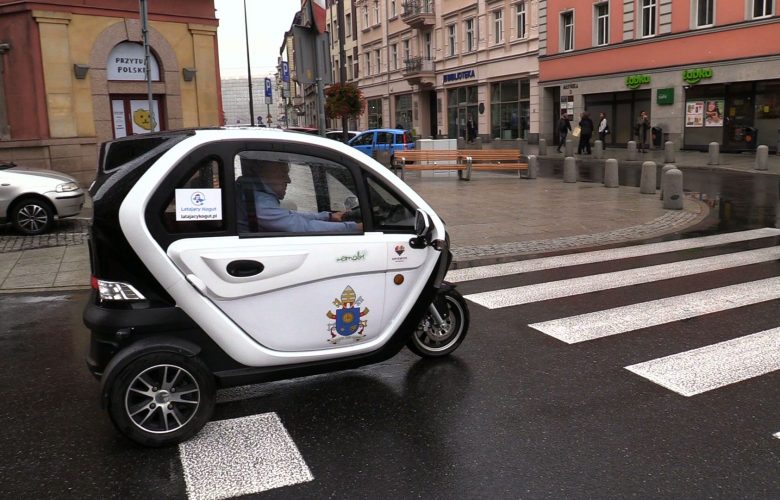 Z Katowic do Watykanu. Chcą dać papieżowi elektryczny samochód! [WIDEO]