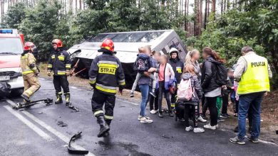 Autobus z dziećmi przewrócił się. Wcześniej zderzył się z golfem (fot. Policja Lubuska)