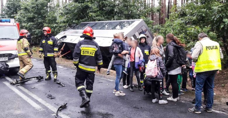 Autobus z dziećmi przewrócił się. Wcześniej zderzył się z golfem (fot. Policja Lubuska)