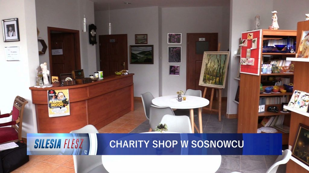 Sklep charytatywny, to pierwsze tego typu miejsce w Sosnowcu. Można przynosić tu zbędne rzeczy ze swojego domu jak porcelanę, książki, biżuterię, akcesoria i inne, które później inni ludzie kupują