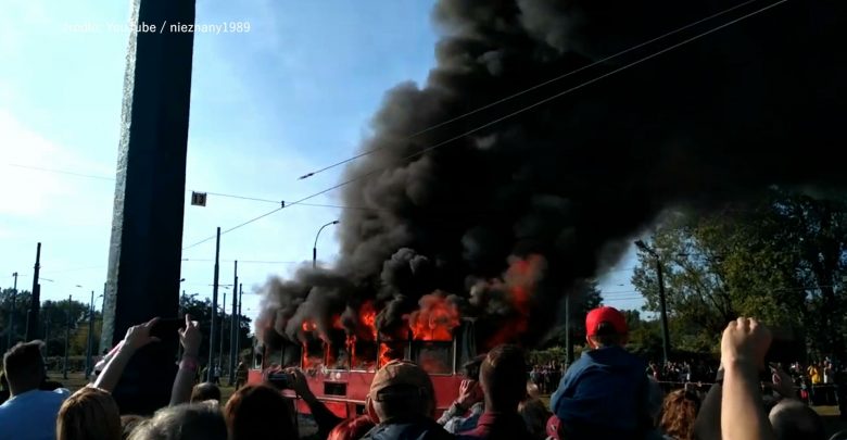 Płonący tramwaj w Katowicach. To WIDEO obiegło internet i nie wszystkim się podoba
