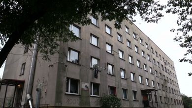 Jedno z osiedli w Tarnowskich Górach. Wycieńczona 82-latka od kilku dni leżała w domu na podłodze - dzięki interwencji policji i sąsiadki uratowano jej życie. Teraz jest pod opieką lekarzy. [archiwum]