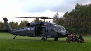 Helikopter Black Hawk nad Porębą k. Zawiercia. Sceny jak z filmu akcji!