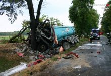 Śląskie: Tragiczna śmierć 68-letniego kierowcy. Uderzył ciężarówką w drzewo (fot. KPP w Kłobucku)