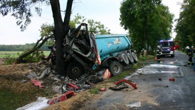 Śląskie: Tragiczna śmierć 68-letniego kierowcy. Uderzył ciężarówką w drzewo (fot. KPP w Kłobucku)