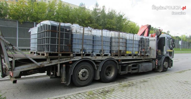 Katowice: wiózł nielegalne odpady. Część z nich wylewała się na drogę