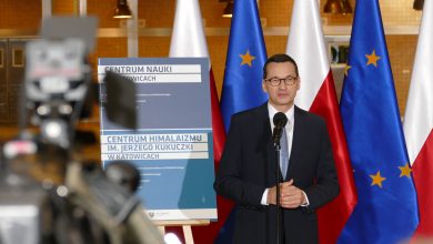 Premier Mateusz Morawiecki zawiesza udział w kampanii do pogrzebu ojca