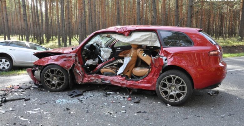 Tragiczny wypadek na drodze między Brusiekiem a Tworogiem p[od Tarnowskimi Górami. W zderzeniu 3 samochodów, zginęła 82-letnia kobieta (fot.KPP Tarnowskie Góry)
