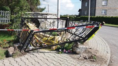 Tychy: Zniszczył zabytkowy krzyż i odjechał. Policja szuka sprawcy (fot.KMP Tychy)