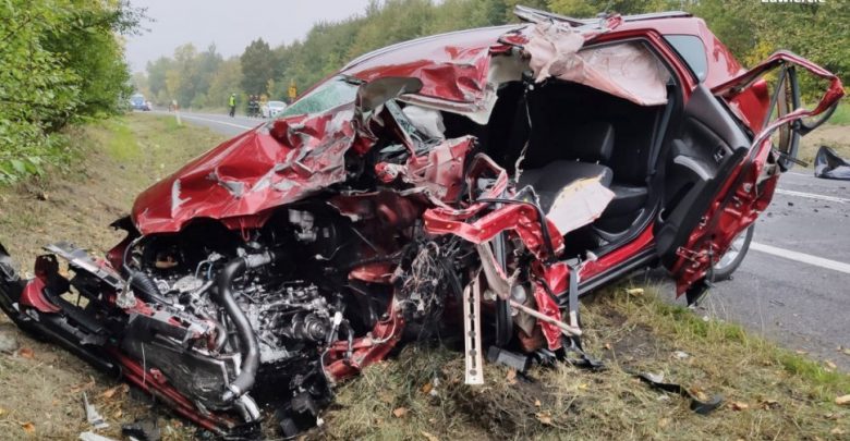 Śląskie: Tragiczny wypadek na DK78. Samochód osobowy zderzył się z ciężarówką. Nie żyje kierowca osobówki (fot.KPP Zawiercie)
