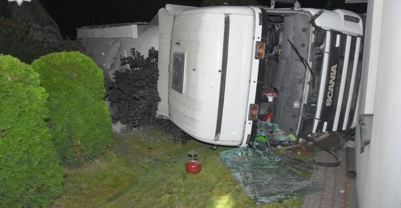 Uderzył ciężarówką w dom, później w kolejny [ZDJĘCIA] Kierowca scanii miał ponad 2,5 promila (fot.Policja Lubelska)