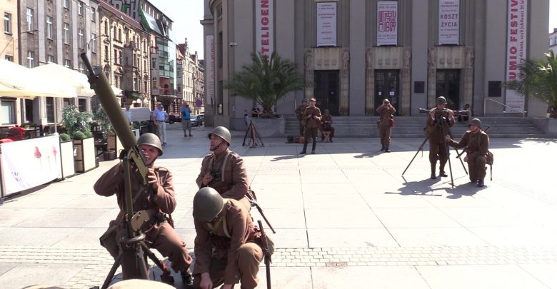 Inscenizacja obrony przeciwlotniczej w centrum Katowic. Zobacz wideo (fot.mat.TVS)