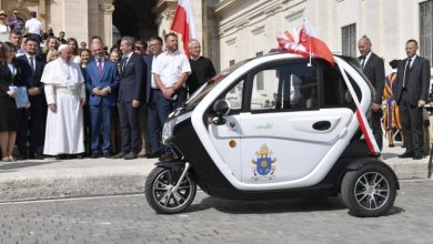 Prezydent Katowic przekazał papieżowi Franciszkowi elektryczne auto