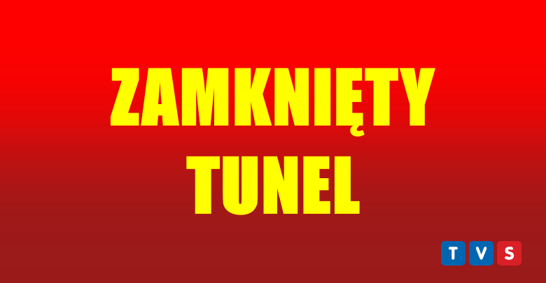 Zdjęcie przedstawia czerwoną planszę z żółtym napisem zamknięty tunel. W prawym dolnym rogu logo telewizji TVS