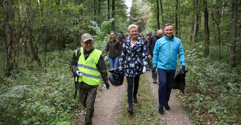 "Lasy to nasze wspólne dobro". Para prezydencka sprzątała las (fot.prezydent.pl)