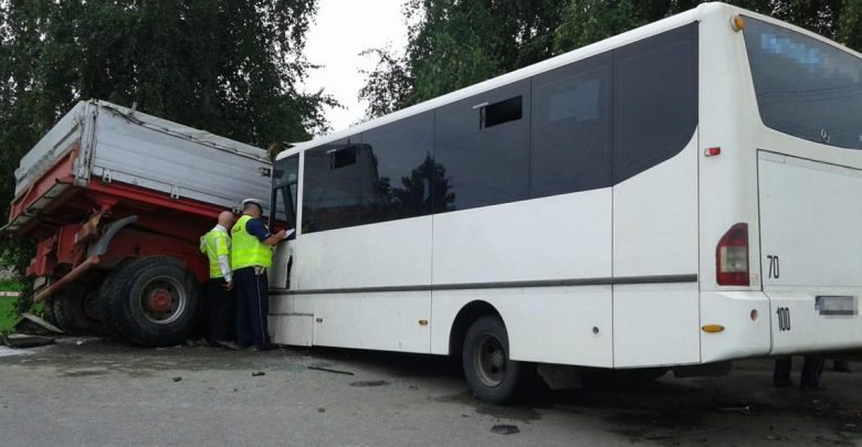 Zderzenie autobusu z ciężarówką. 29 osób poszkodowanych. Jest też ofiara śmiertelna (fot.KWP Kraków)